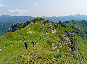 Escursionisti sulla cresta sommitale del Poggio di Campolino.