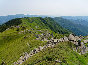 La Cresta Est del Poggio di Campolino si allunga verso il Poggione, al centro sullo sfondo.