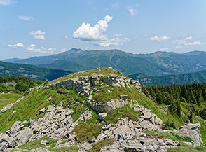 Una delle due punte sommitali del Pizzo Alpestre, all&rsquo;orizzonte la cresta del Cimone-Libro Aperto-Tauffi.