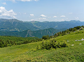 Dalla Sella del Poggione vista verso la Valle della Lima chiusa all&rsquo;orizzonte dalla cresta Libro Aperto-Tauffi-Corno alle Scale.