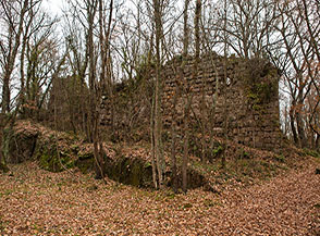 Le mura del castello medievale all&rsquo;ingresso dell&rsquo;area archeologica del Poggio di Corviano.
