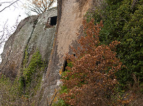 Scorcio sul lato orientale della rupe di Corviano.