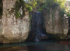 Scorcio del laghetto ai piedi della Cascata del Martelluzzo.