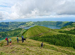 Vista sulla Caldeira de Sete Cidades dal belvedere sul punto pi&ugrave; alto del cratere vulcanico.