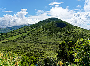 Vista alle nostre spalle sull&rsquo;apparato vulcanico del Cabe&ccedil;o Verde.
