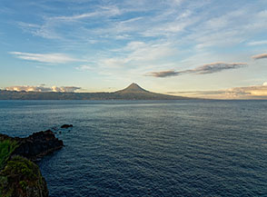 &ldquo;Il mattino ha l&rsquo;oro in bocca&ldquo; (solo la luce del primo mattino ci regala la vista sul Vulcano Pico totalmente sgombro di nubi).