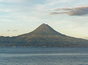 Il Vulcano Pico, massima elevazione del Portogallo, sembra stuzzicare il cielo con sua poderosa sagoma.