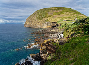 Vista sulla costa dall&rsquo;Hotel Garden di Velas, con l&rsquo;antico vulcano del Morro Grande sullo sfondo.