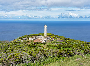 Il Farol da Ponta Rosais, la parte pi&ugrave; spettacolare e rocciosa della punta non la vediamo e si trova sotto il faro.