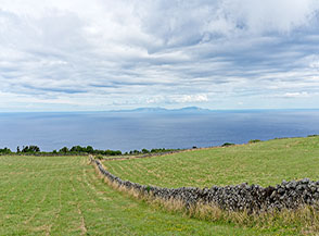 Pascoli, e ancora pascoli&hellip;vista mare (Ponta dos Rosais).