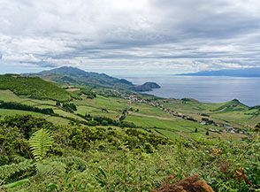 Vista sulla costa meridionale dell&rsquo;Isola di S&atilde;o Jorge dal Pico da Velha (Miradouro Ferr&atilde; Afonso).