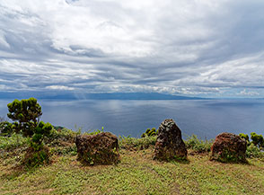 Vista a mare dal Miradouro Ferr&atilde; Afonso, sullo sfondo l&rsquo;Isola di Pico.