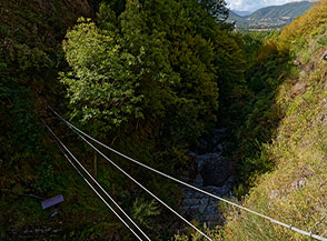 Il primo ponte tibetano monofune della Via Ferrata Arenazzo a Sasso di Castalda.