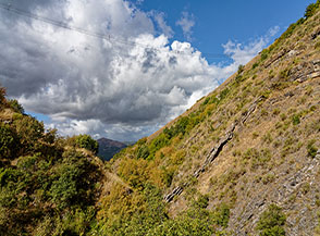 Uno sguardo verso il cielo dal Fosso Arenazzo e scopriamo il funambolico Ponte alla Luna.