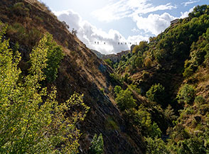 Scorcio lungo la Via Ferrata Arenazzo con vista sul Ponte Inferiore.