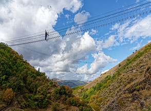 I due ponti nepalesi sospesi sul Fosso Arennazzo: il Ponte Inferiore ed il Ponte alla Luna (sullo sfondo).
