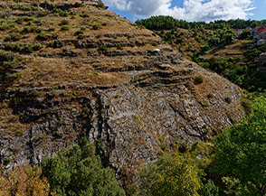 Le placche rocciose sul fianco del Fosso Arenazzo dove passa la via ferrata.