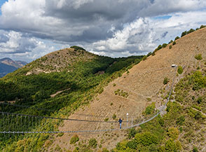 Visione d&rsquo;insieme del Ponte alla Luna, sulla sfondo Costa di Turri.