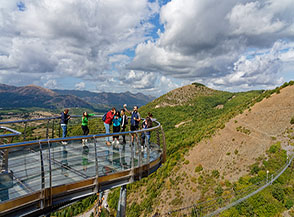 Lo sky-walk alla stazione di arrivo del Ponte alla Luna.