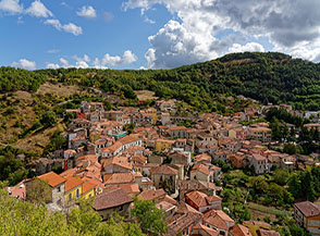 Il paese di Sasso di Castalda, sullo sfondo il Monte San Damiano.