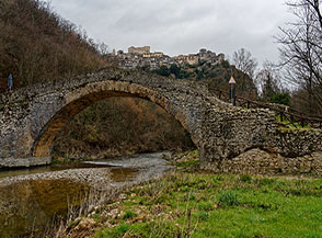 L&rsquo;antico ponte romanico detto Ponte Vecchio, con cui l&rsquo;antica Strada delle Valli attraversava il Fiume Turano sotto il paese di Posticciola.