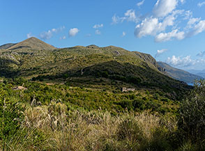 Vista della localit&agrave; di Mafregiudicesulla Costa degli Infreschi, sullo sfondo a sx si eleva la Vaccuta.