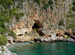 Particolare di una delle numerose grotte che si aprono su Porto degli Infreschi.