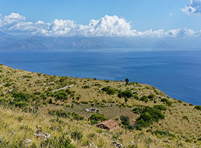 Casolare con cisterna alle pendici del colle dei Sette Pani, sistemazione un po&rsquo; rustica ma con un panorama eccezionale sul Golfo di Policastro!