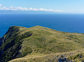 Dalla cima de la Vaccuta vista a mare e sul colle dei Sette Pani.
