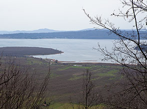 Vista sul Lago di Vico dalla Via Francigena.