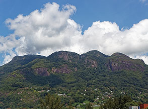 Il massiccio al centro dell&rsquo;Isola di Mah&eacute;, dove si trova Morne Seychellois (sulla dx), il monte pi&ugrave; alto dell&rsquo;arcipelago.
