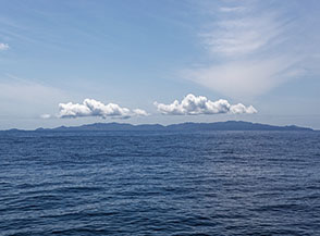 La lunga Praslin si delinea all&rsquo;orizzonte.