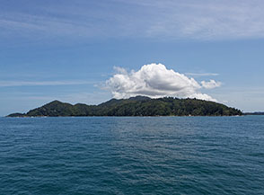 Avvicinandosi alla costa meridionale di Praslin.