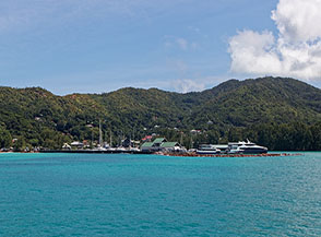 Il porticciolo di Praslin nella baia di Sainte Anne.
