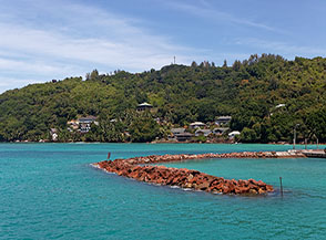 Scorcio nella baia di Sainte Anne a Praslin.