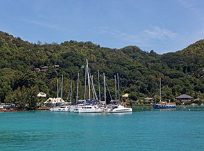 Catamarani al molo di Sainte Anne a Praslin.