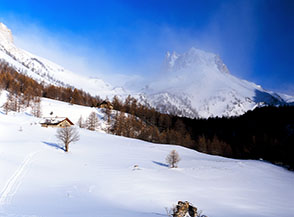 Inizio di un nuovo itinerario dalla radura oltre la cappellina delle Granges di Valle Stretta.
