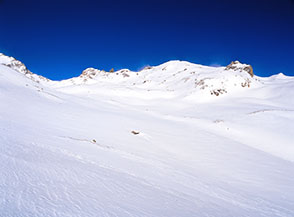 Gli ampi pendii alla confuenza dei valloni di Peyron (poco evidente sulla sx) e della Dama (di fronte).
