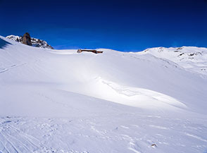 Il Rifugio del Monte Thabor emerge fra spessi cumuli di neve a 2502m.