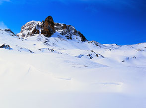 Salendo verso il castello roccioso del Cavallo Bianco contraddistinto dal possente torrione del Dente di Bissort.