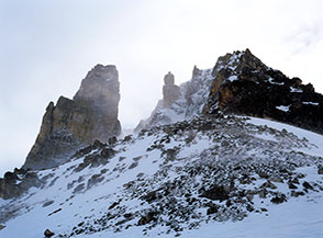 Dal Colle del Cavallo Bianco lo scuro profilo del Dente di Bissort.