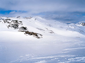 Colle del Cavallo Bianco e, all&rsquo;estrema sx, Punta dei Combattenti.