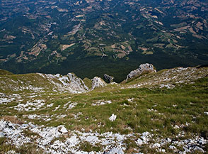 Uno sguardo alle spalle sul ripidissimo canale semiprativo che si risale per raggiungere le prime pareti della Cresta Nord-Est del Dente del Lupo.