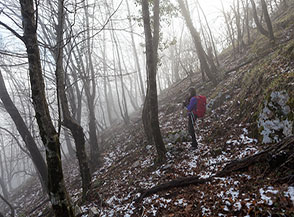 Traverso nella nebbia verso il Passo di Cerasole.