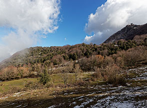 Vista sugli ameni campi che bordano la cresta sommitale nei pressi di Fontana Savino.