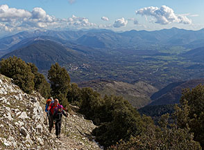 Quasi in cima al Cacume vista su Giuliano di Roma e la sua campagna ai piedi della catena degli Ausoni.