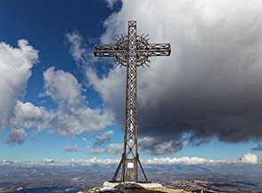 La colossale croce di ferro sulla cima del Monte Cacume.