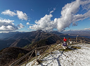 Vista sui Lepini dalla cima del Monte Cacume.