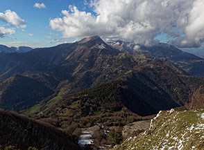 Dalla cima del Cacume affaccio sulla cresta appena percorsa che pi&ugrave; oltre conduce al Monte Gemma (al centro sfiorato dalle nuvole).
