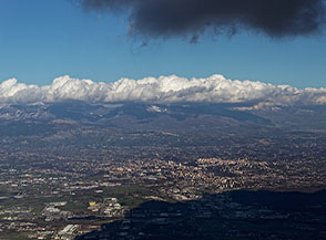 &ldquo;Invasione aliena&ldquo; (un grosso nuvolone nero porta la sua ombra su Frosinone).